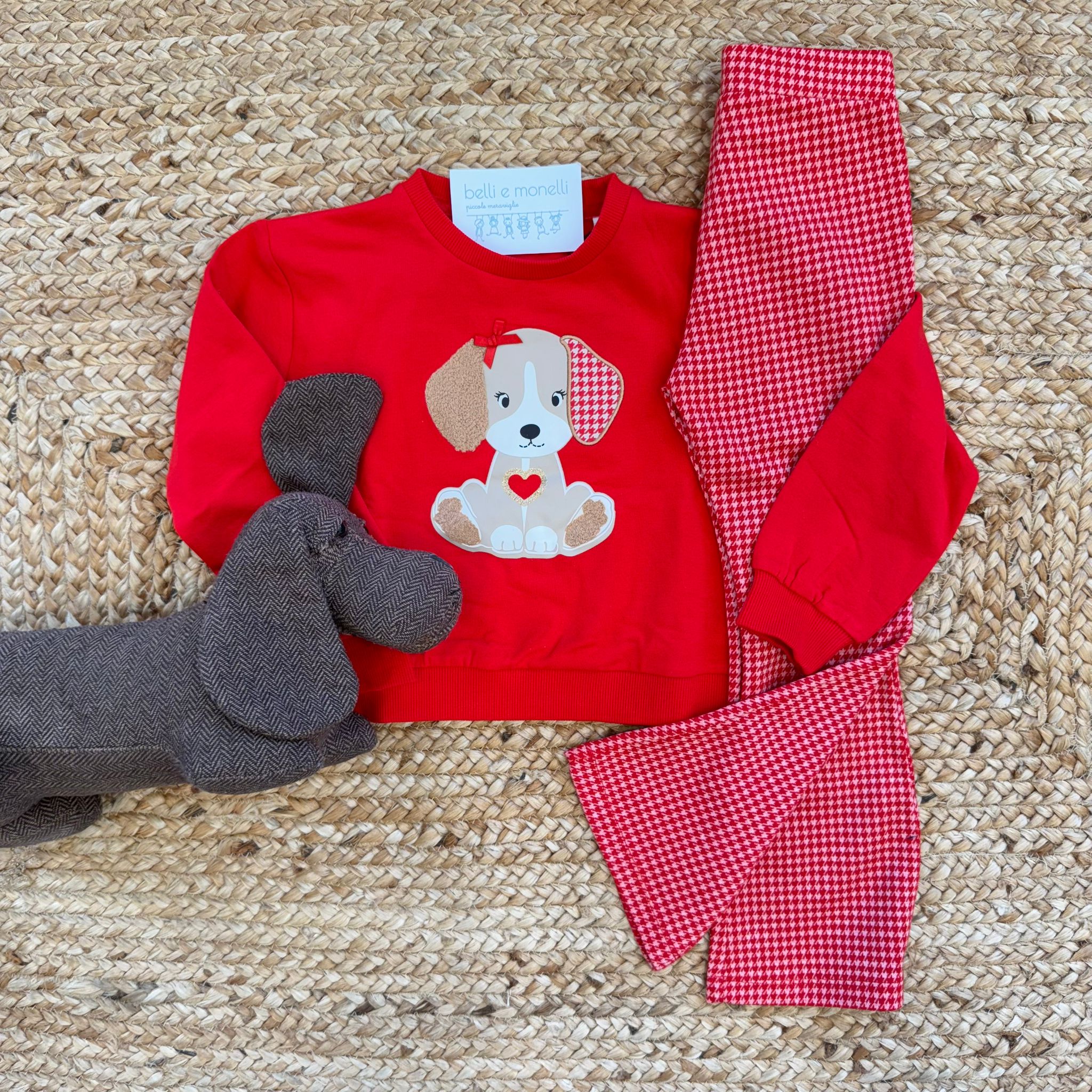 Completo bimba rosso con felpa cagnolino e pantaloni coordinati visto sul davanti