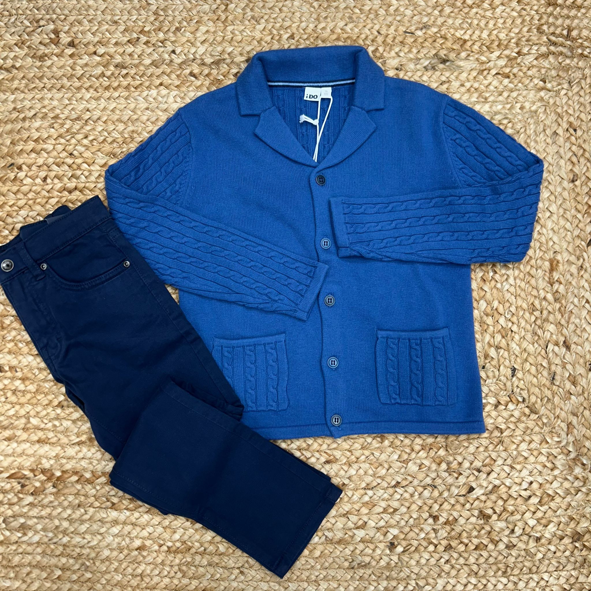 Completo bimbo bluette con cardigan a trecce e pantalone blu coordinato