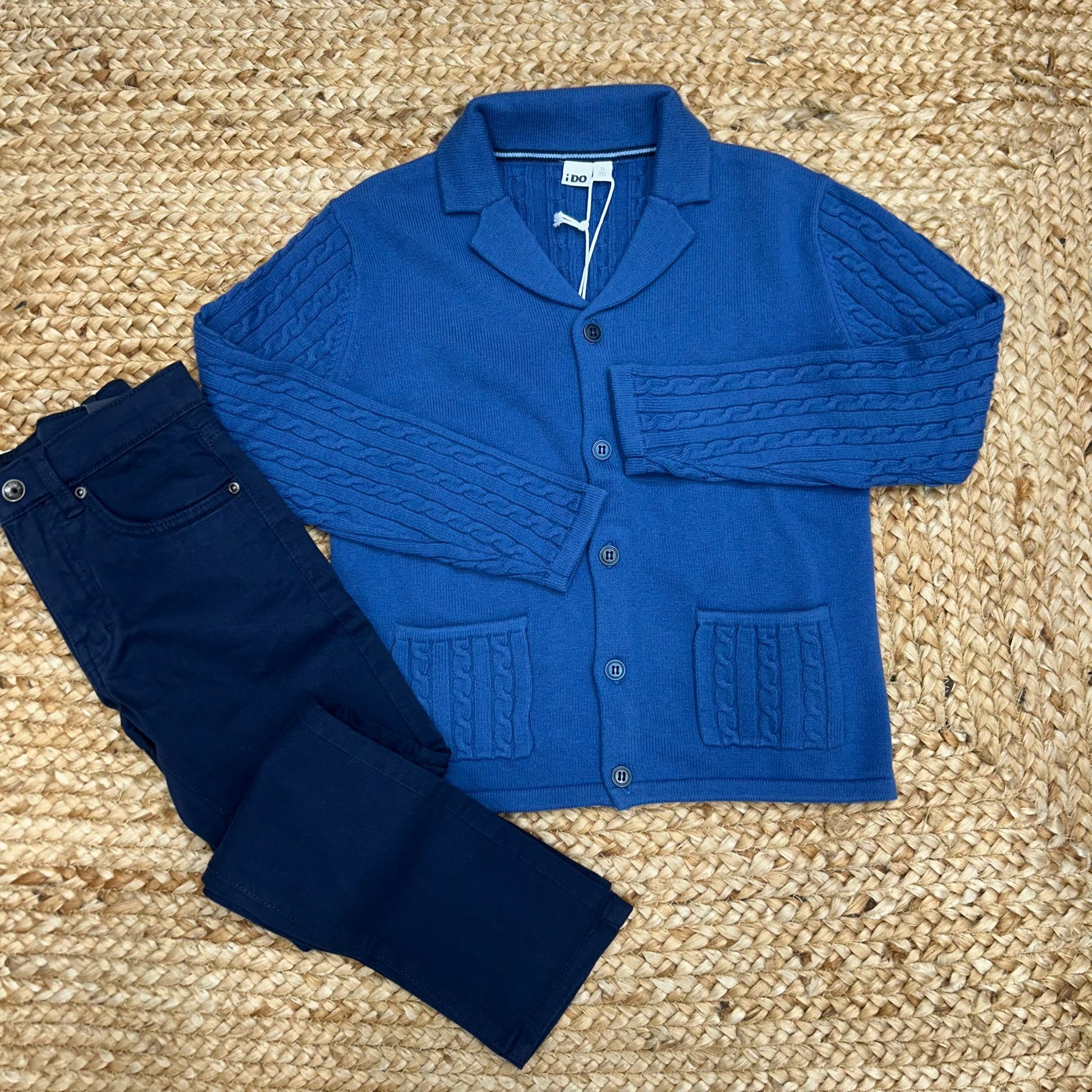 Completo bimbo bluette con cardigan a trecce e pantalone blu coordinato