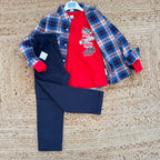 Completo casual chic bambino con camicia a quadri blu e rossi, t-shirt rossa stampata e pantalone navy