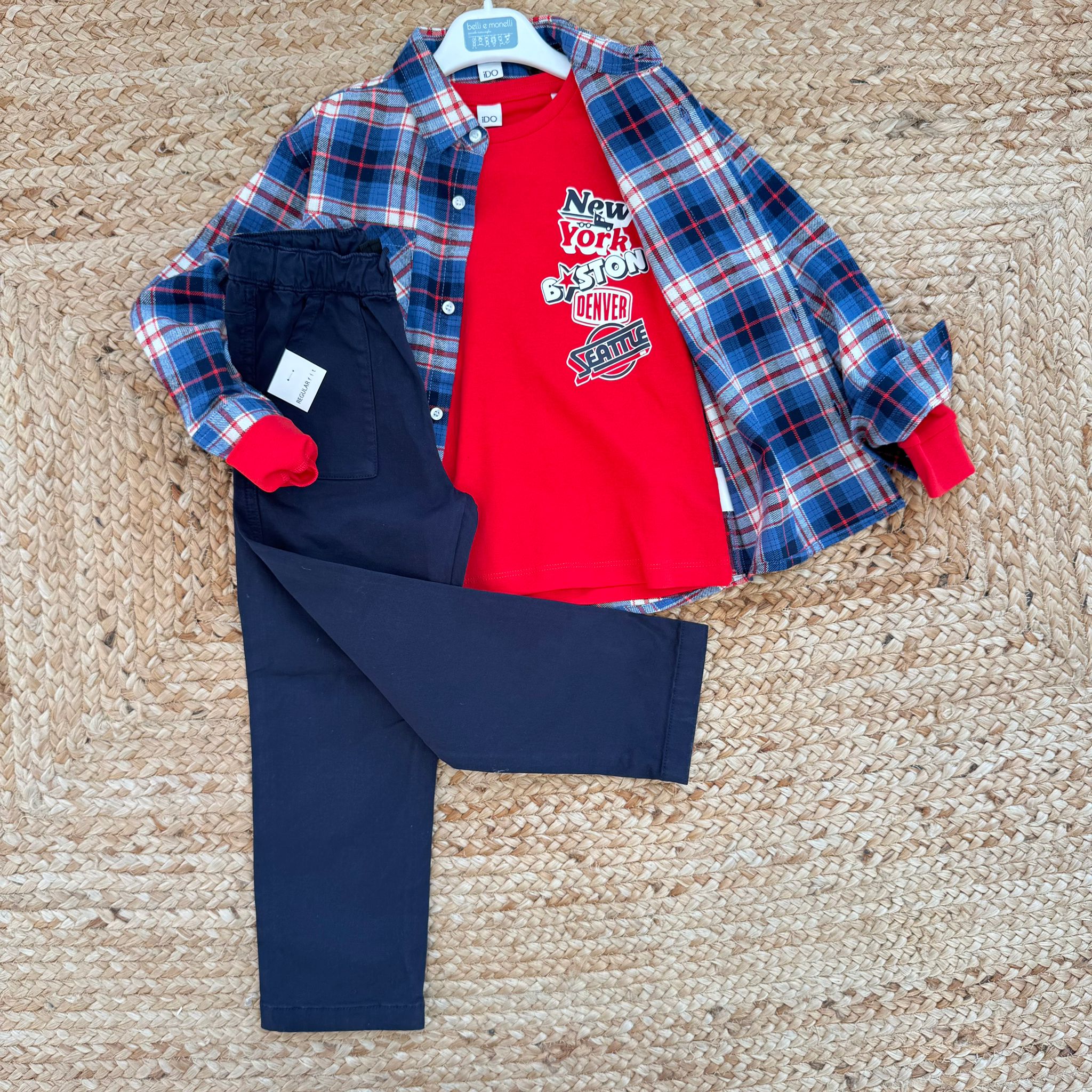 Completo casual chic bambino con camicia a quadri blu e rossi, t-shirt rossa stampata e pantalone navy