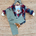 Completo casual chic bambino con camicia a quadri rosso e verde, t-shirt stampata e pantalone cargo verde salvia