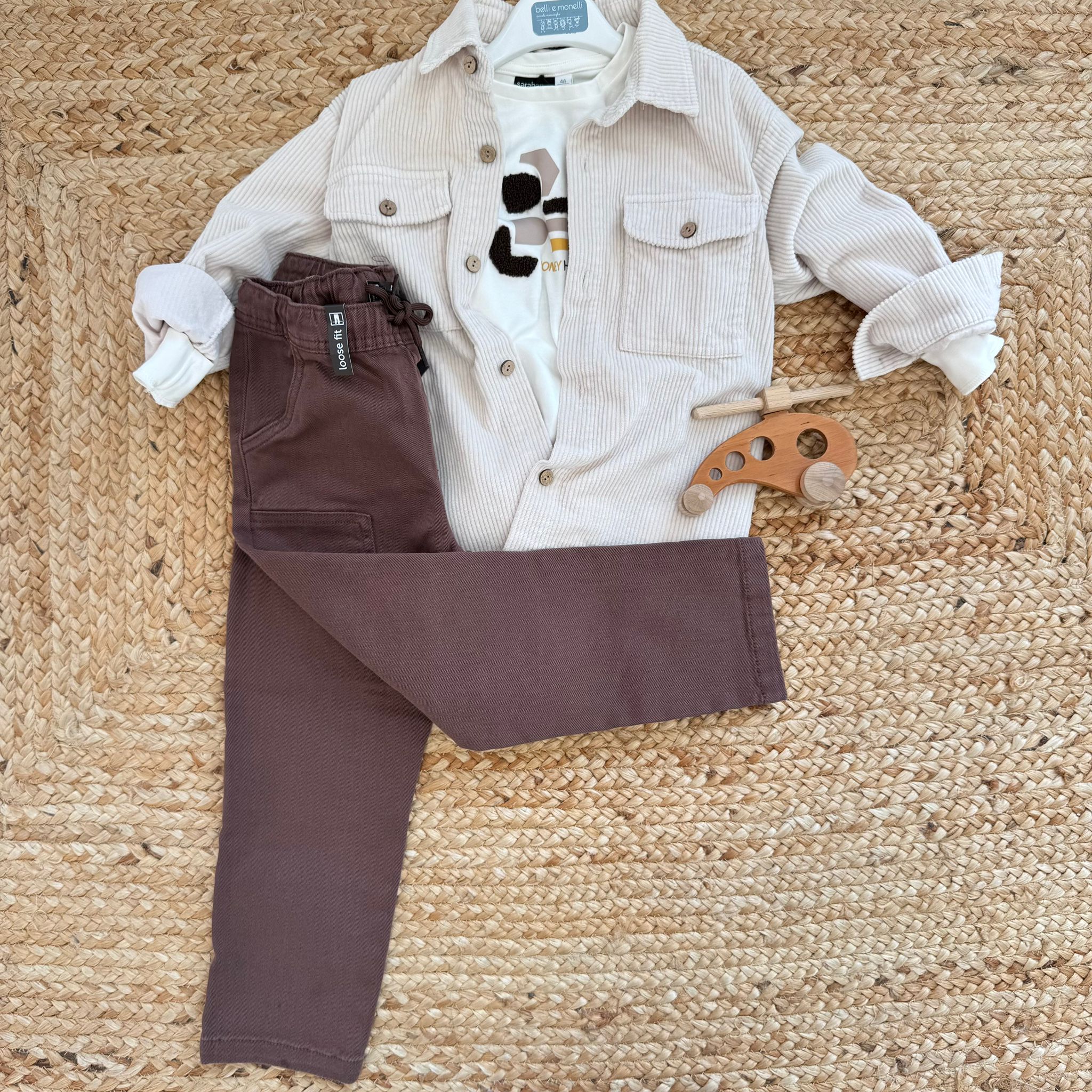 Completo casual chic bambino con camicia in velluto beige, t-shirt stampata e pantalone marrone
