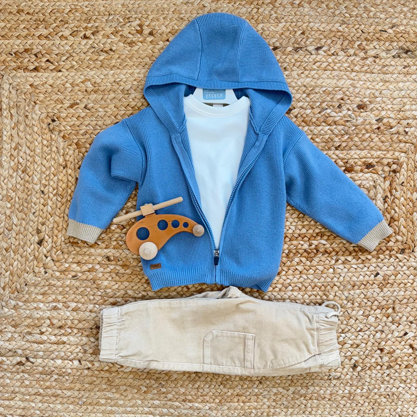 Completo casual chic bimbo con felpa azzurra, t-shirt bianca e pantaloni beige in velluto a coste.