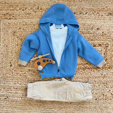 Completo casual chic bimbo con felpa azzurra, t-shirt bianca e pantaloni beige in velluto a coste.
