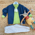 Completo casual chic bimbo con giacca navy, t-shirt verde con stampa e pantaloni beige in velluto a coste.