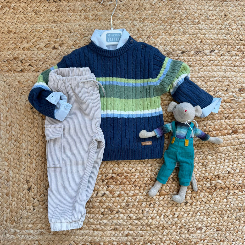 Completo casual chic bimbo con maglia navy a righe verdi e azzurre, camicia bianca e pantaloni beige in velluto.