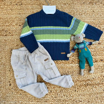 Completo casual chic bimbo con maglia navy a righe verdi e bianche e pantaloni beige in velluto a coste.
