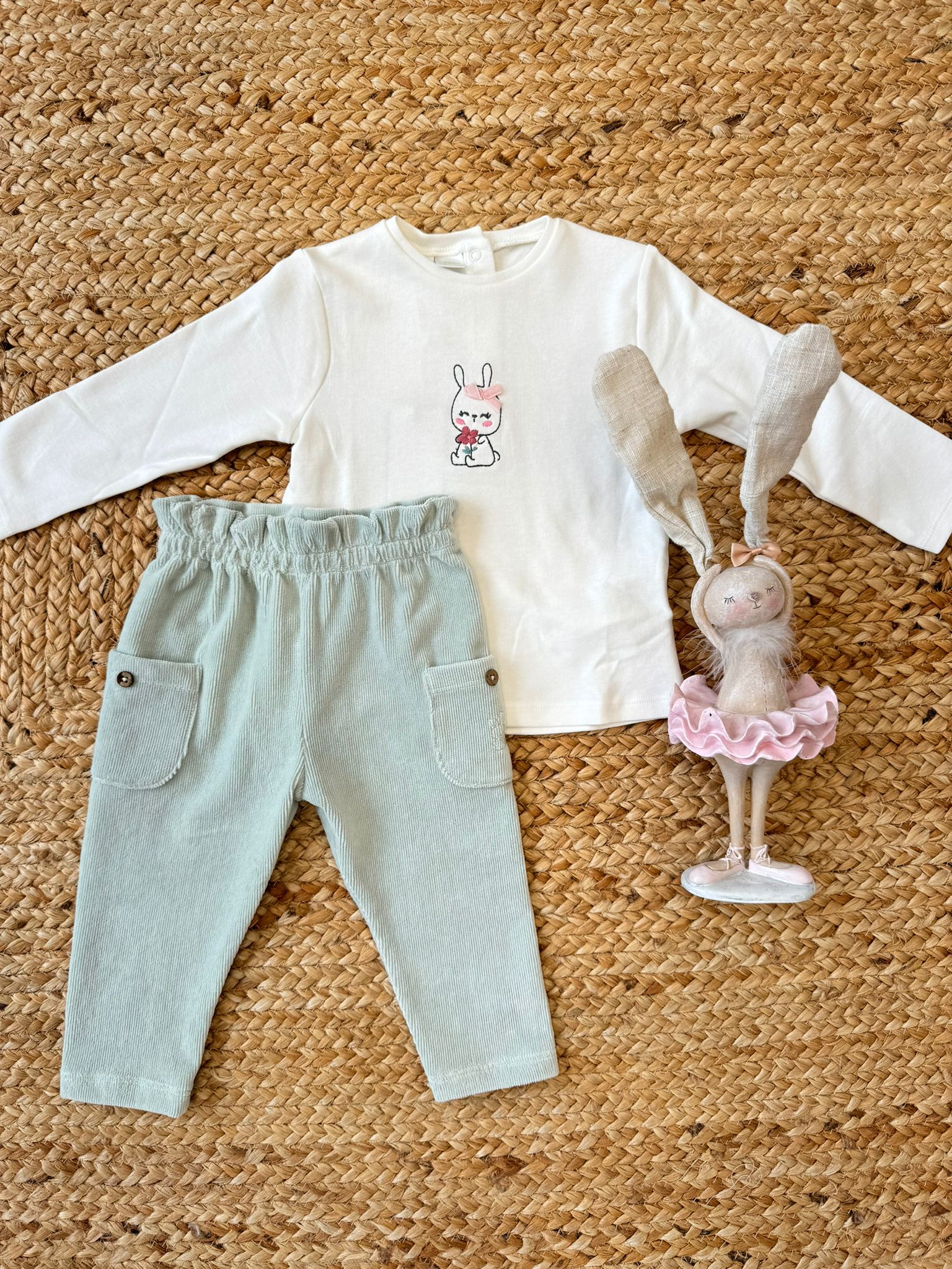 completo coniglietta, maglietta fantasia coniglietta, iDO, outfit bambina, abbigliamento bimba, completi bimba, moda bimbi, leggings bimba, look comodo, comfort e stile, Belli e Monelli, stile trendy.