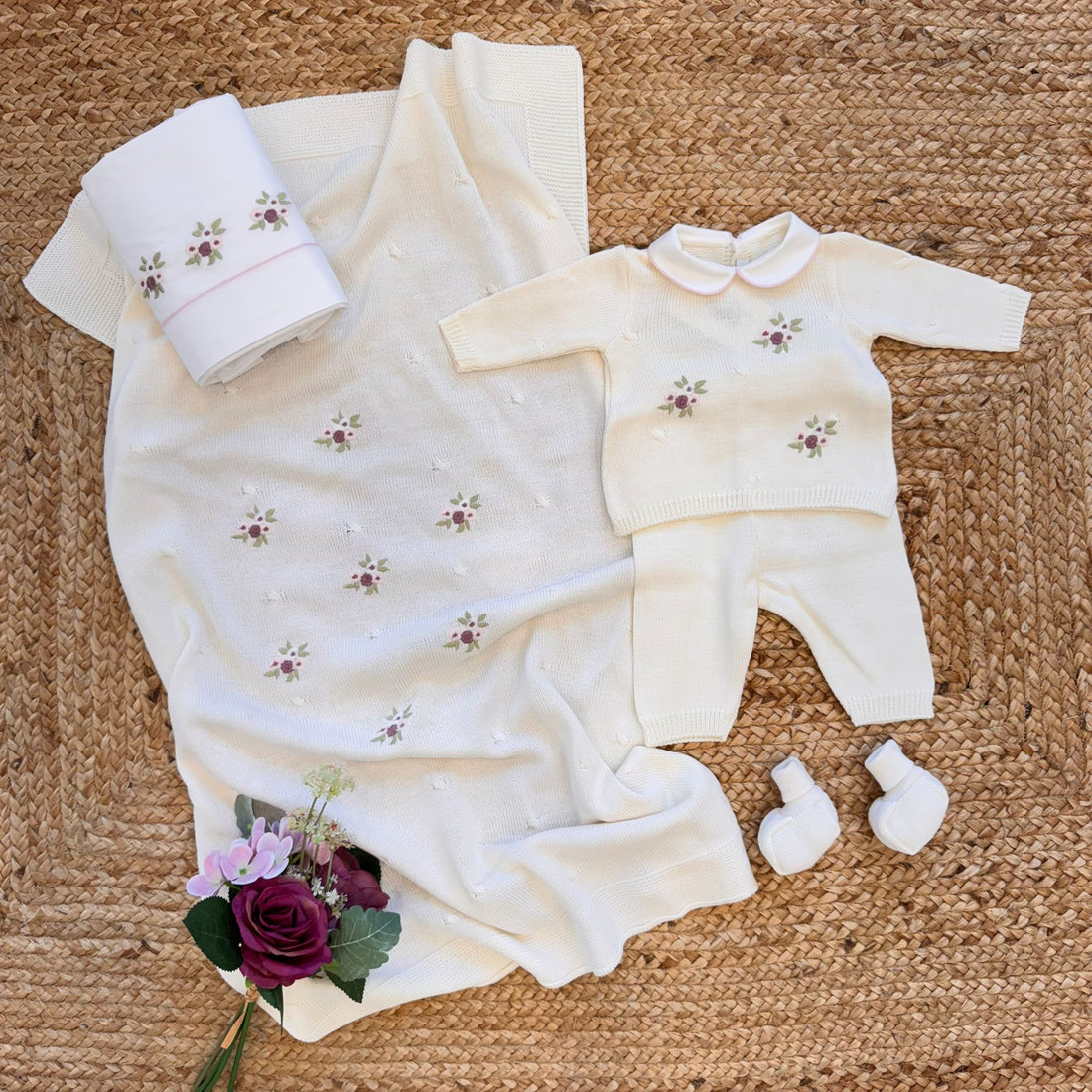 Uscita clinica neonata misto lana con fiori ricamati