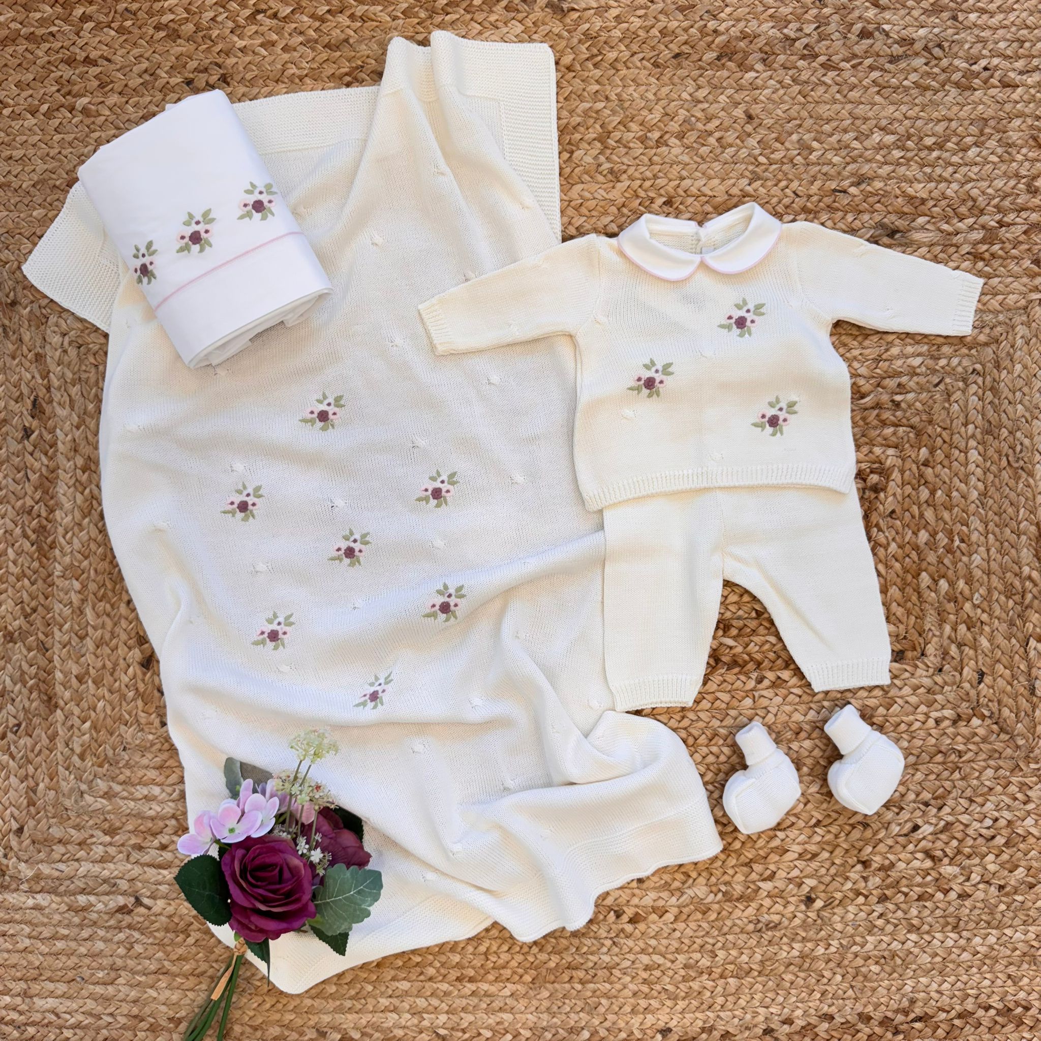 Completo due pezzi panna con ricamo floreale malva