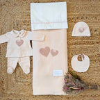 Completo due pezzi rosa con cuore e colletto.
