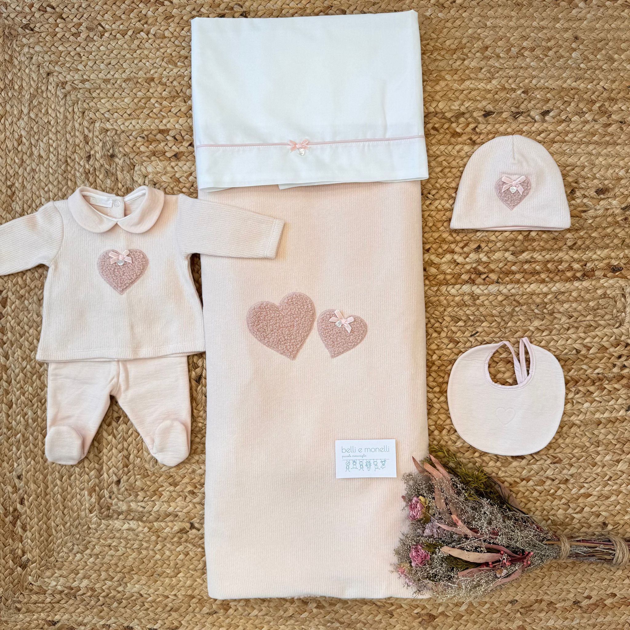 Completo due pezzi rosa con cuore e colletto.