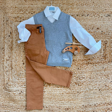 Completo elegante bambino con camicia bianca, gilet grigio e pantalone caramello