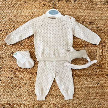 Set nascita neonata in filo di cotone, composto da maglia traforata con bottoncini in legno e pantaloni coordinati. Perfetto per l’uscita dalla clinica e il primo corredino.