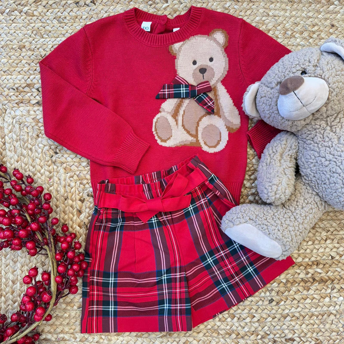 Completo natalizio per bambina con maglioncino rosso orsetto e gonna scozzese rossa, perfetto per le feste e le foto di Natale.