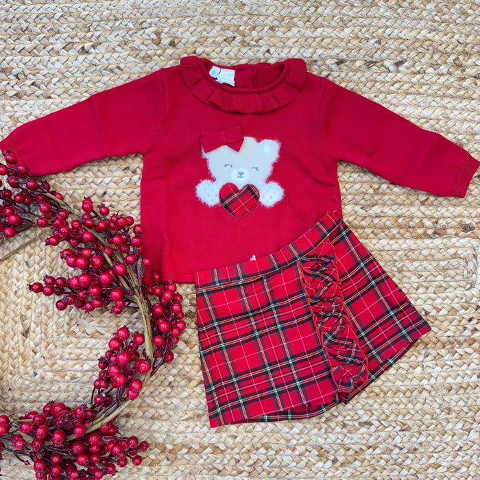 Completo natalizio per bimba con maglioncino rosso in maglia decorato con orsetto e cuore tartan, abbinato a gonnellina scozzese con ruches.