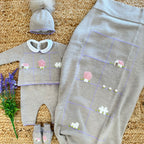 Corredino Prima Nascita,Corredino Neonata,Uscita Clinica,Corredino,Neonata,Belli e Monelli,Coordinato,Coordinato Grigio con Casette Ricamate:Coperta, Cappellino, Coprifasce e Scarpine in Lana,Clinica,Coordinato Neonata.