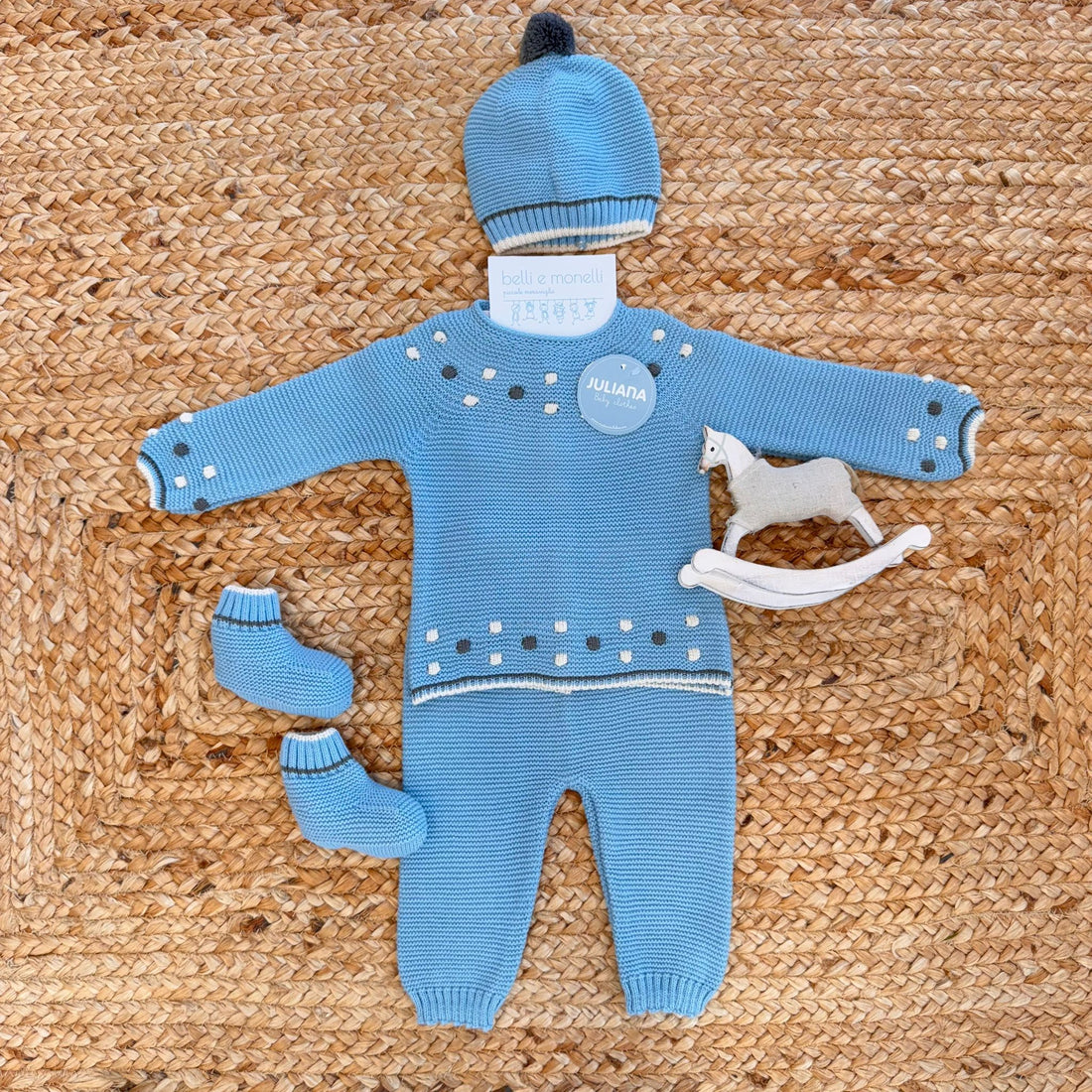 "Coordinato azzurro nuvola per neonato con cappellino, scarpine e pantalone – Maglia con pois invernale"

