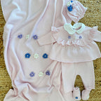 Corredino Prima Nascita,Corredino Neonata,Uscita Clinica,Corredino,Neonata,Belli e Monelli,Coordinato,,Coordinato Con FIORELLINI RICAMATI IN LANA, Coprifasce e Scarpine in Lana Clinica,Coordinato Neonata