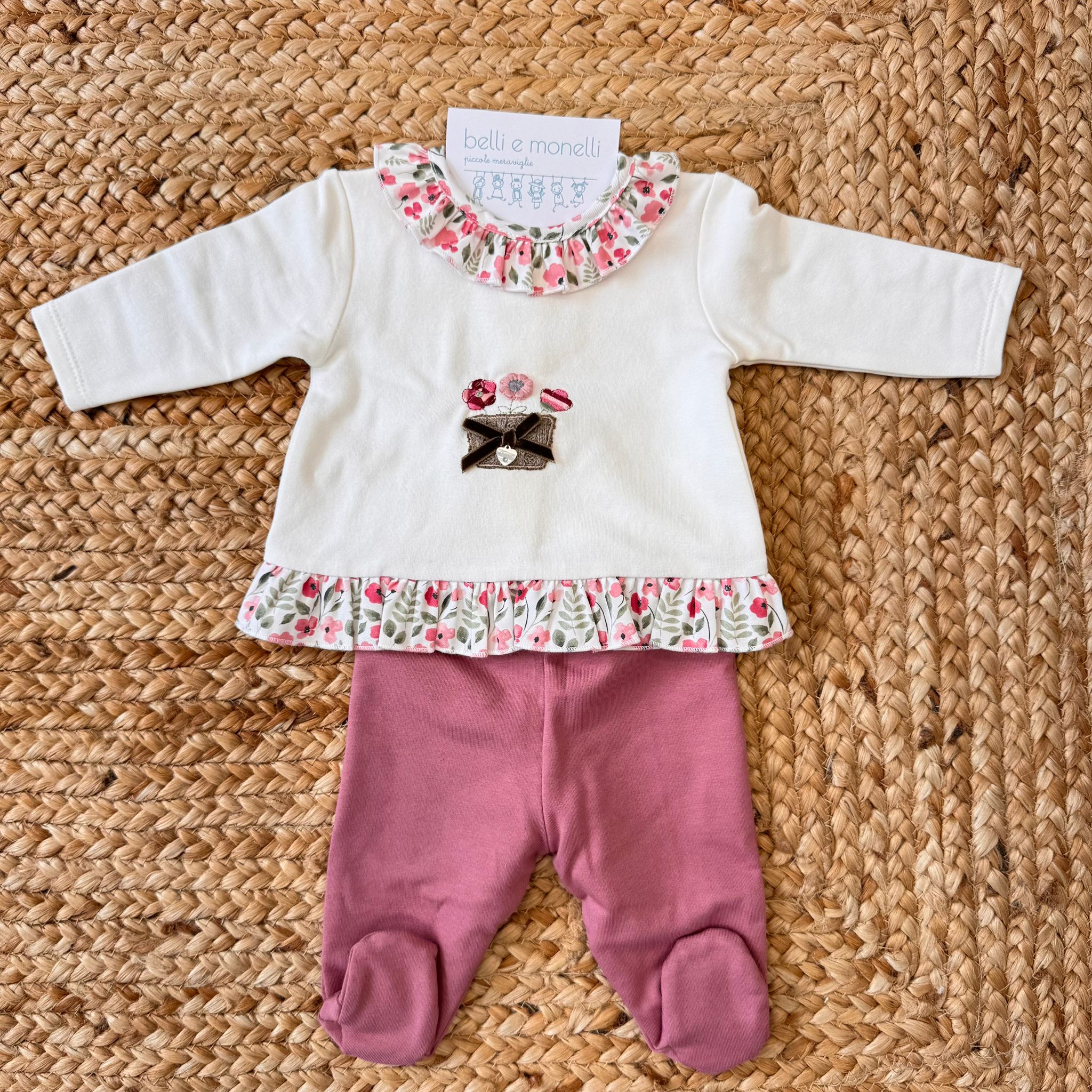 Coordinato due pezzi per neonata in caldo cotone floreale, composto da maglia e pantalone con piedini.