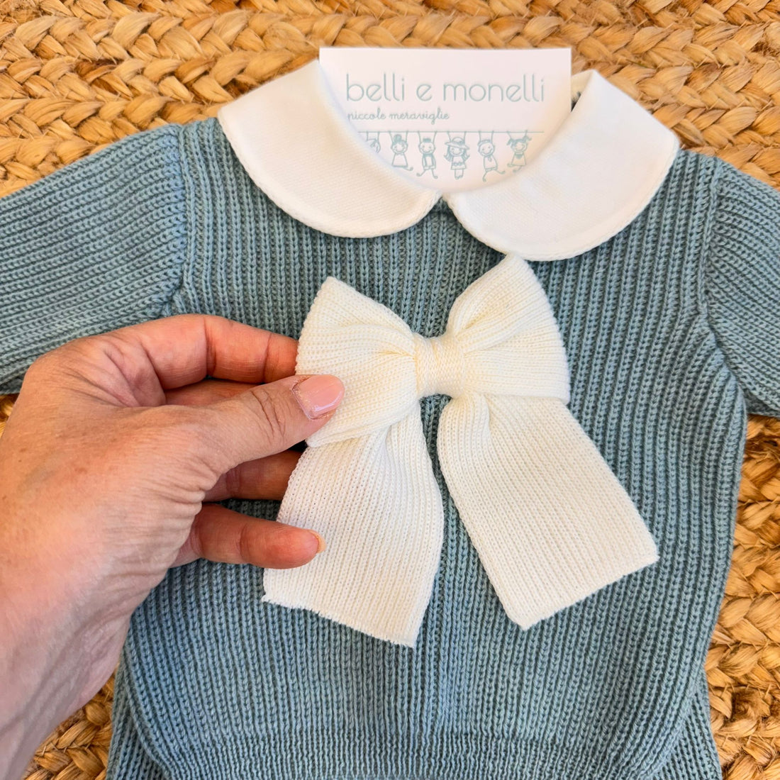 Coordinato neonato in pura lana verde ottanio con fiocco panna, maglia e pantalone