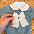 Coordinato neonato in pura lana verde ottanio con fiocco panna, maglia e pantalone