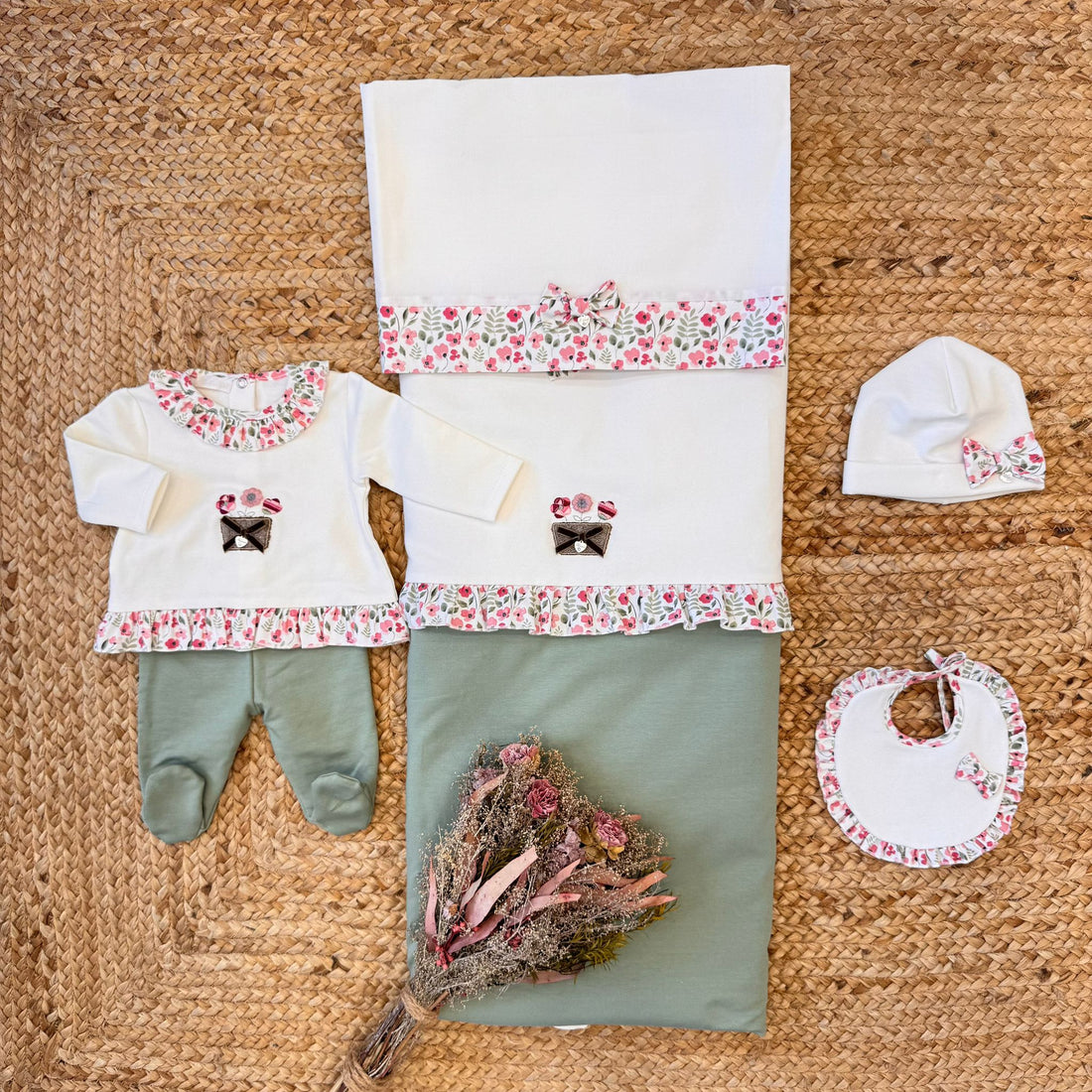 Coordinato uscita clinica completo con tutina, coperta sacco, lenzuola, cappellino e bavaglino per neonata.