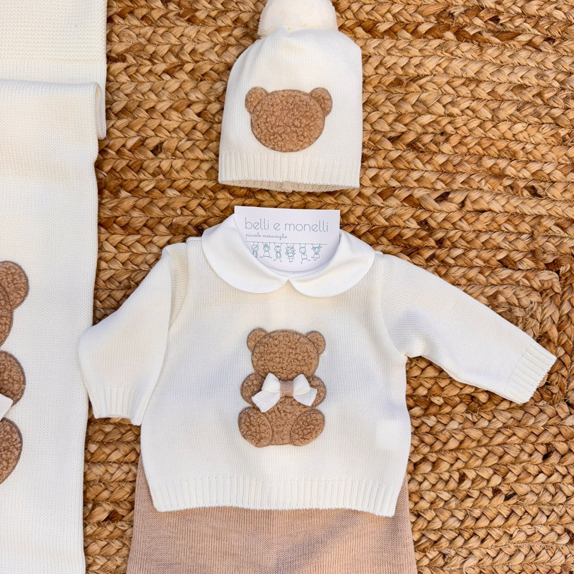 Coordinato uscita clinica con orsetto beige e fiocco panna, completo di copertina, coprifasce, cappellino e scarpette.