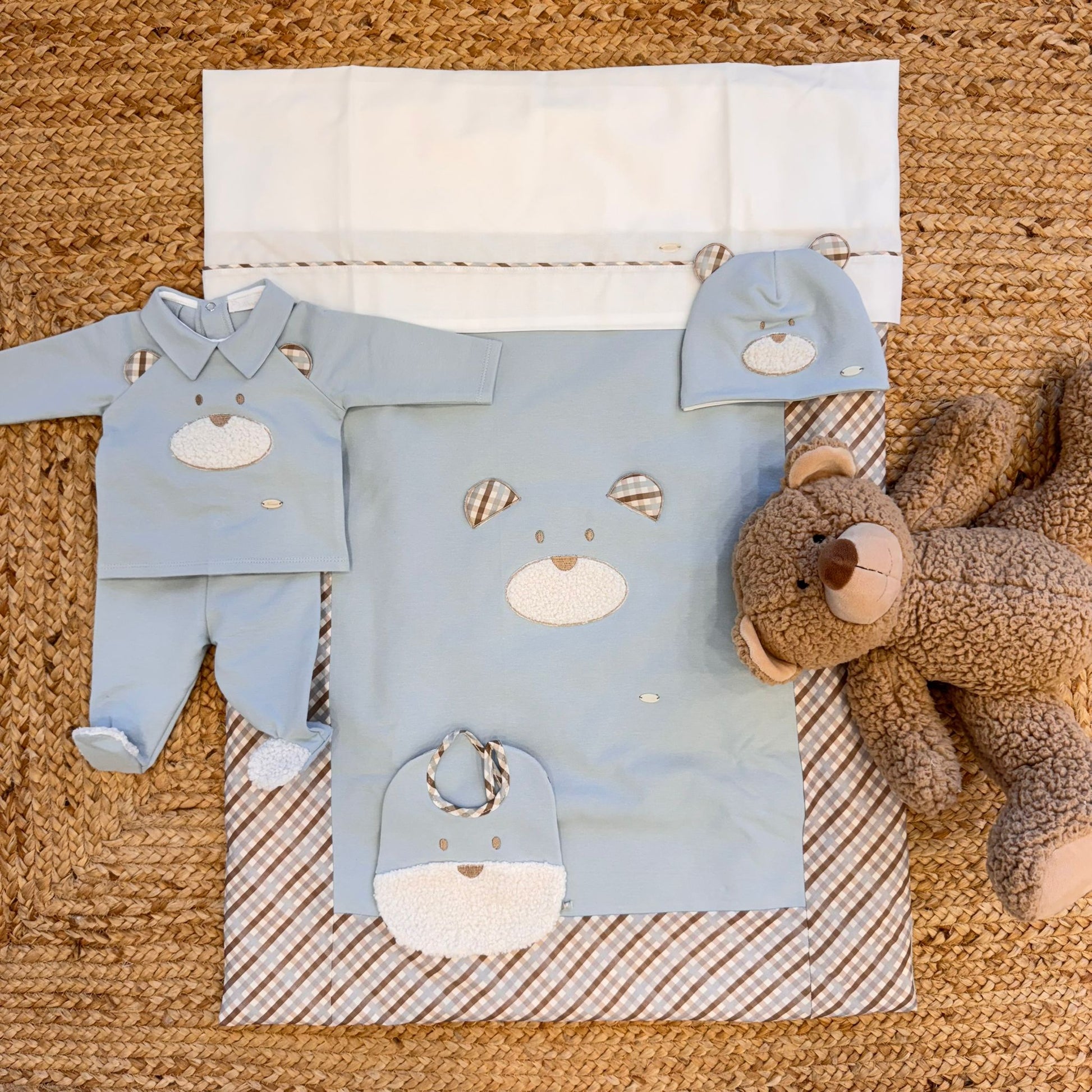 Coordinato uscita clinica in caldo cotone con orsetto Betta e completo lenzuola