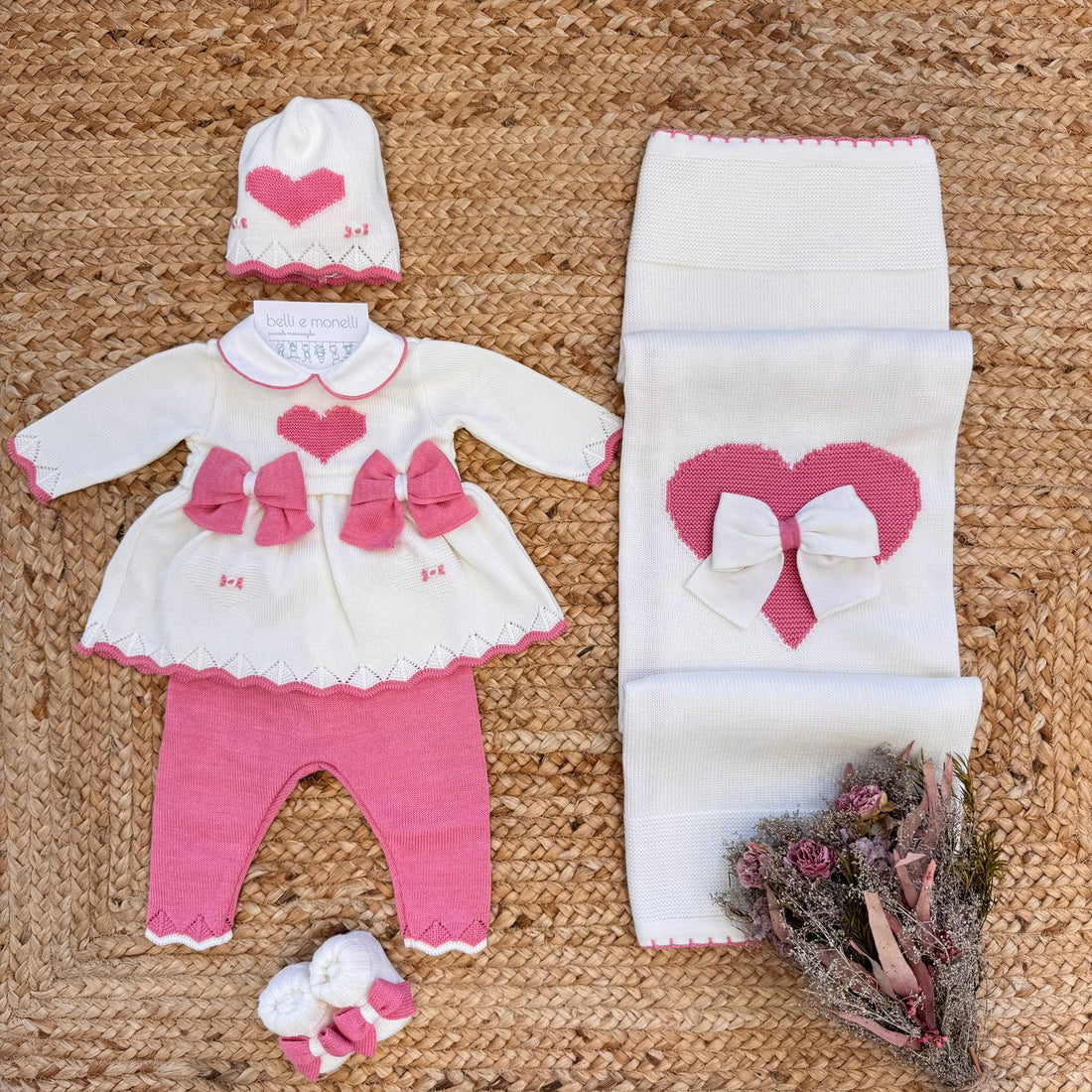 Coordinato uscita clinica neonata con copertina, coprifasce, pantalone, cappellino e scarpette in lana panna e rosa