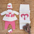 Coordinato uscita clinica neonata con copertina, coprifasce, pantalone, cappellino e scarpette in lana panna e rosa
