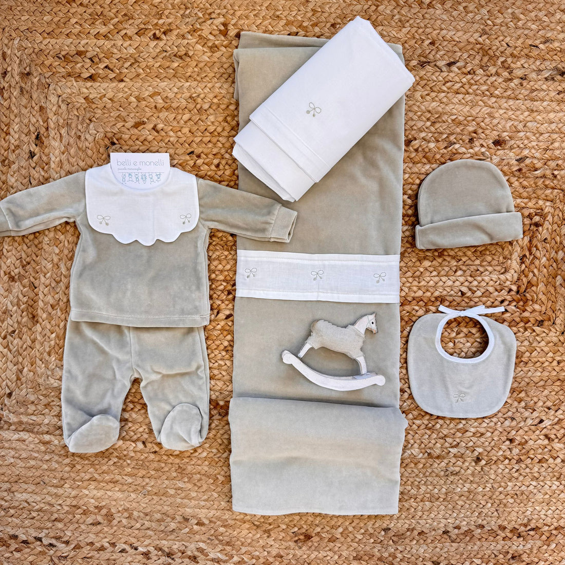 Coordinato uscita clinica neonata in ciniglia beige con tutti gli accessori.