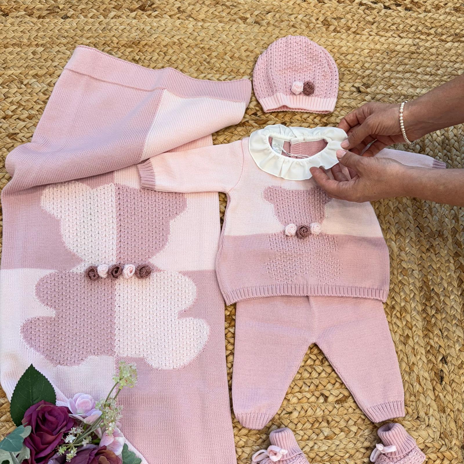 Coordinato uscita clinica neonata in pura lana rosa con orsetto ricamato