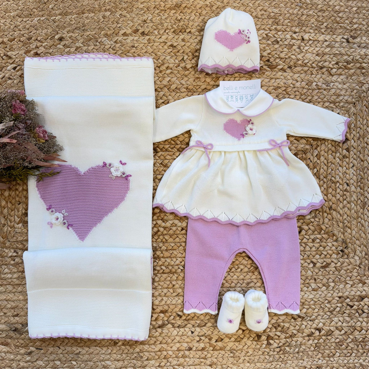 Coordinato uscita clinica neonata lana extrafine panna e malva con cuore ricamato