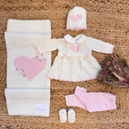 Coordinato uscita clinica neonata rosa cipria in pura lana con fiocchi ricamati