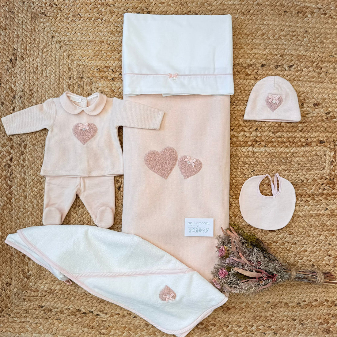 Coordinato uscita clinica neonata rosa con cuori e fiocchetto.