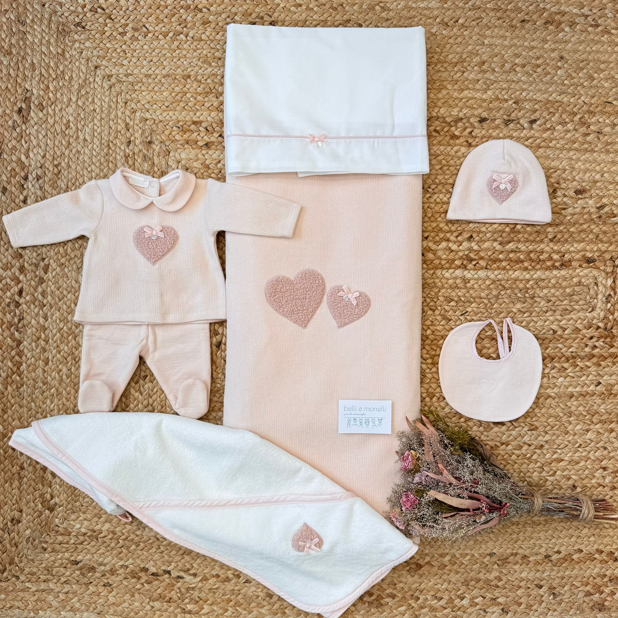Coordinato uscita clinica neonata rosa con cuori e fiocchetto.