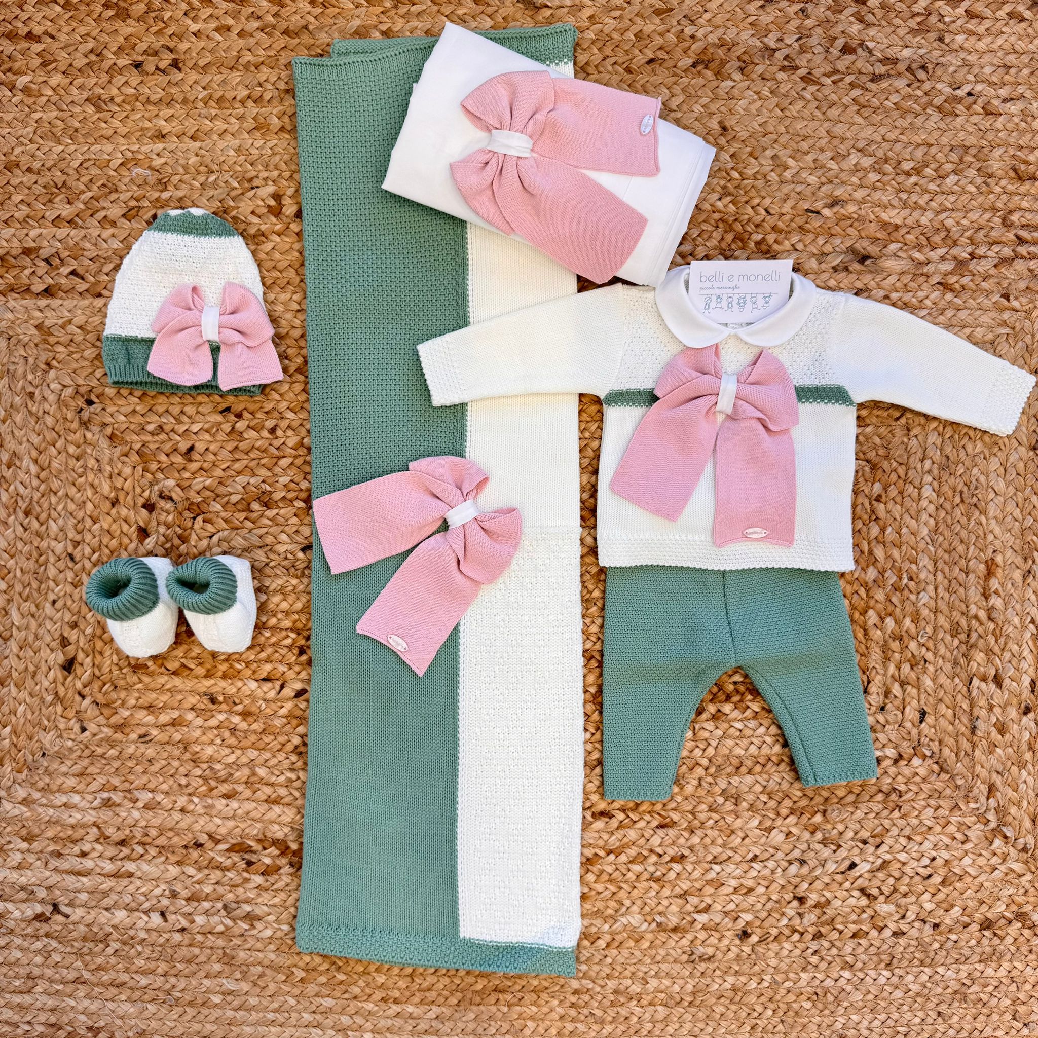 Coordinato uscita clinica neonata verde foglia e panna con fiocco rosa