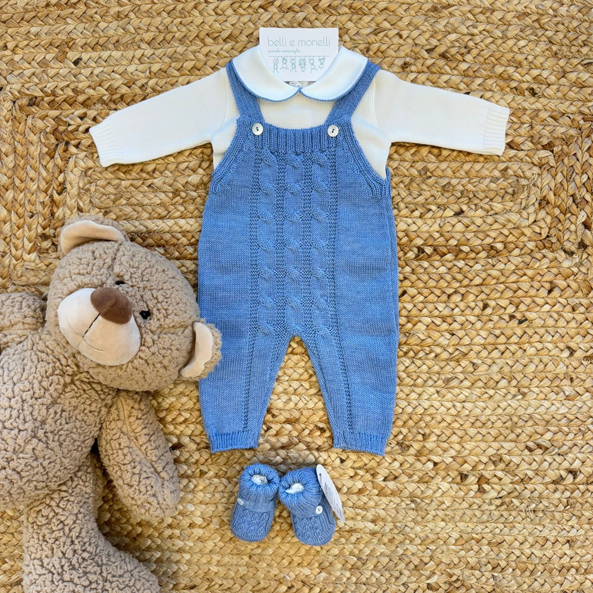 Coordinato uscita clinica neonato azzurro in 100% lana con copertina, salopette, cappellino e scarpette