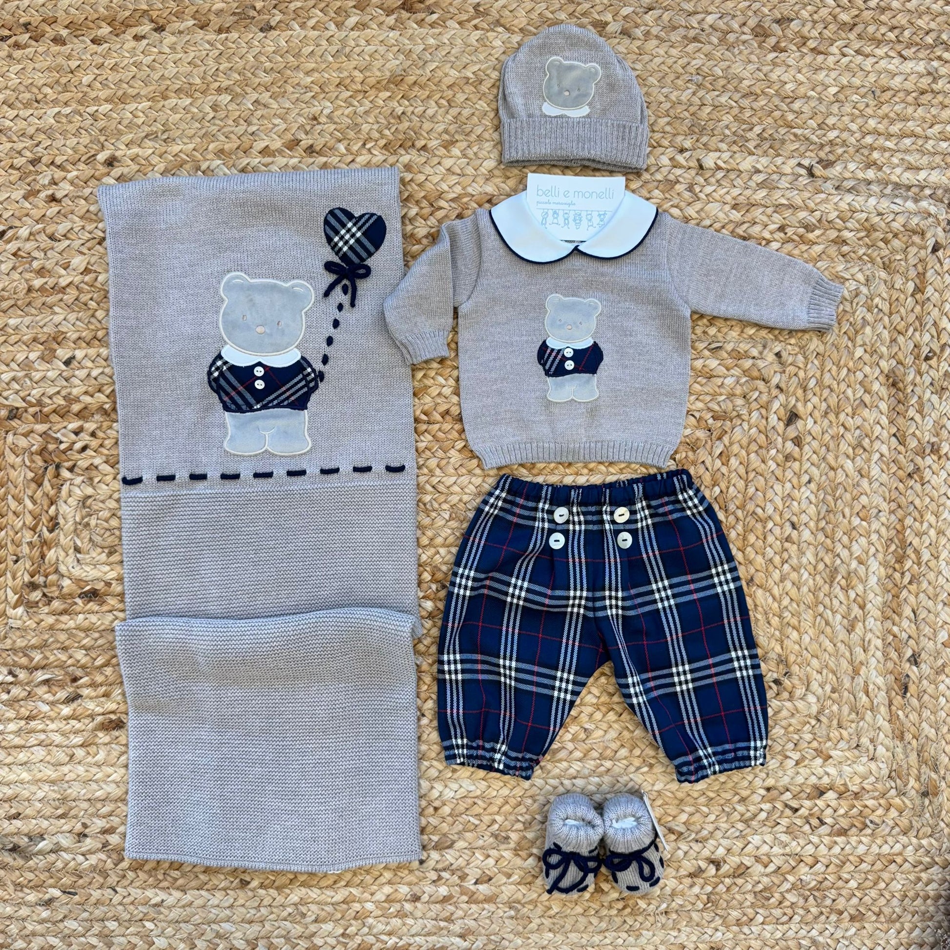 Coordinato uscita clinica neonato in lana tortora con pantaloni scozzesi, copertina, maglia, cappellino e scarpette