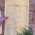 Coperta gialla con dettagli ricamati