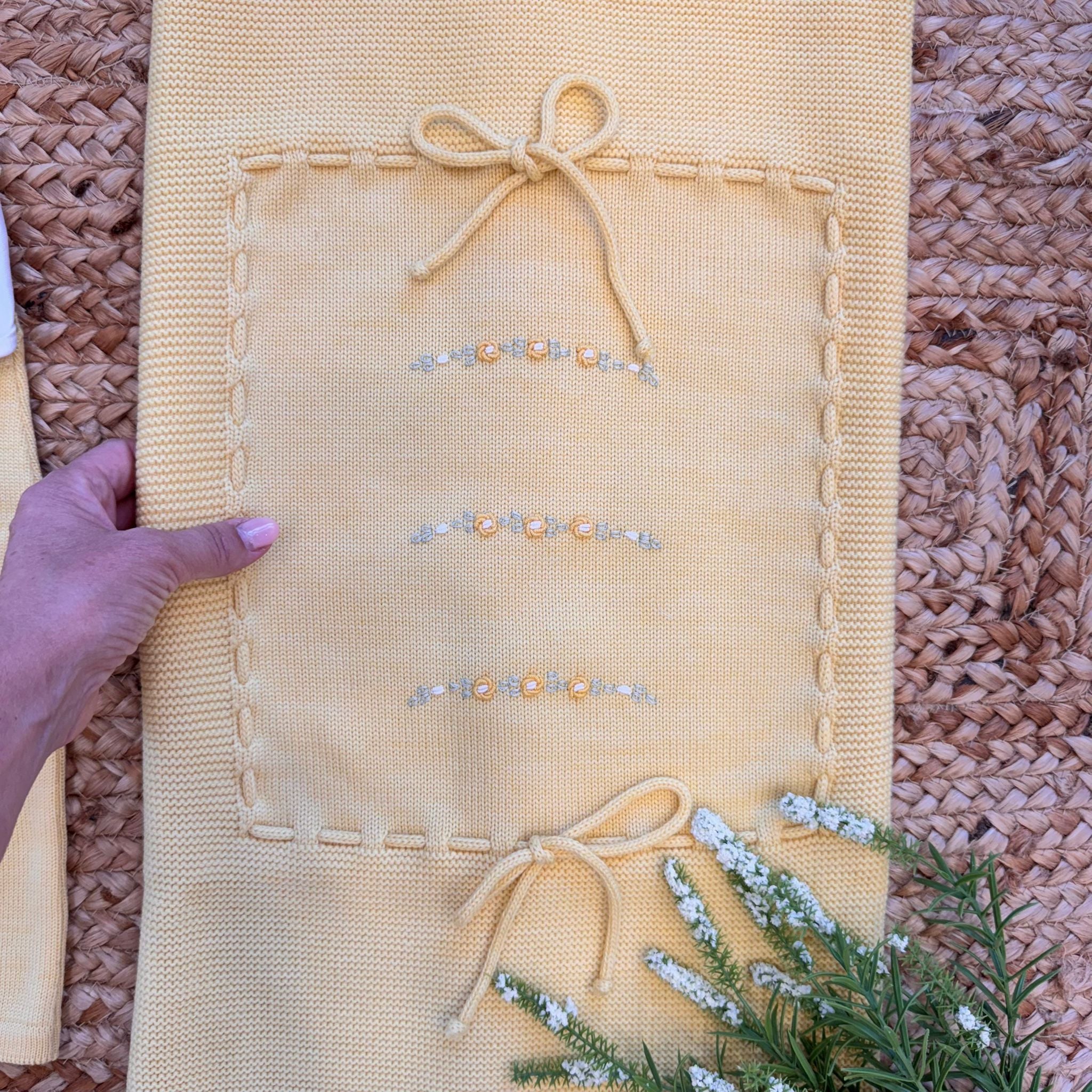 Coperta gialla con dettagli ricamati