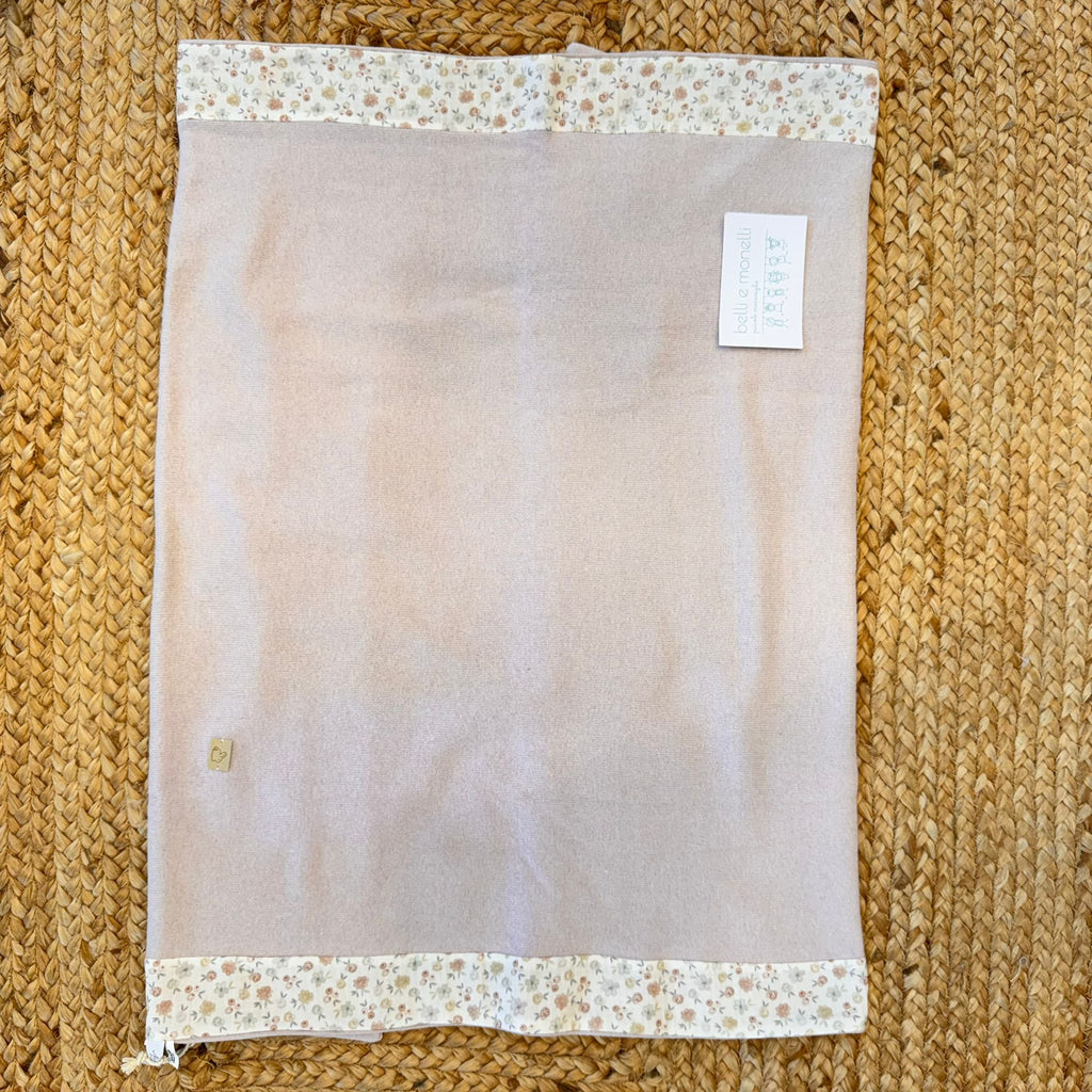 Coperta neonata caldo cotone rosa cipria con bordi floreali.