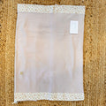 Coperta neonata caldo cotone rosa cipria con bordi floreali.