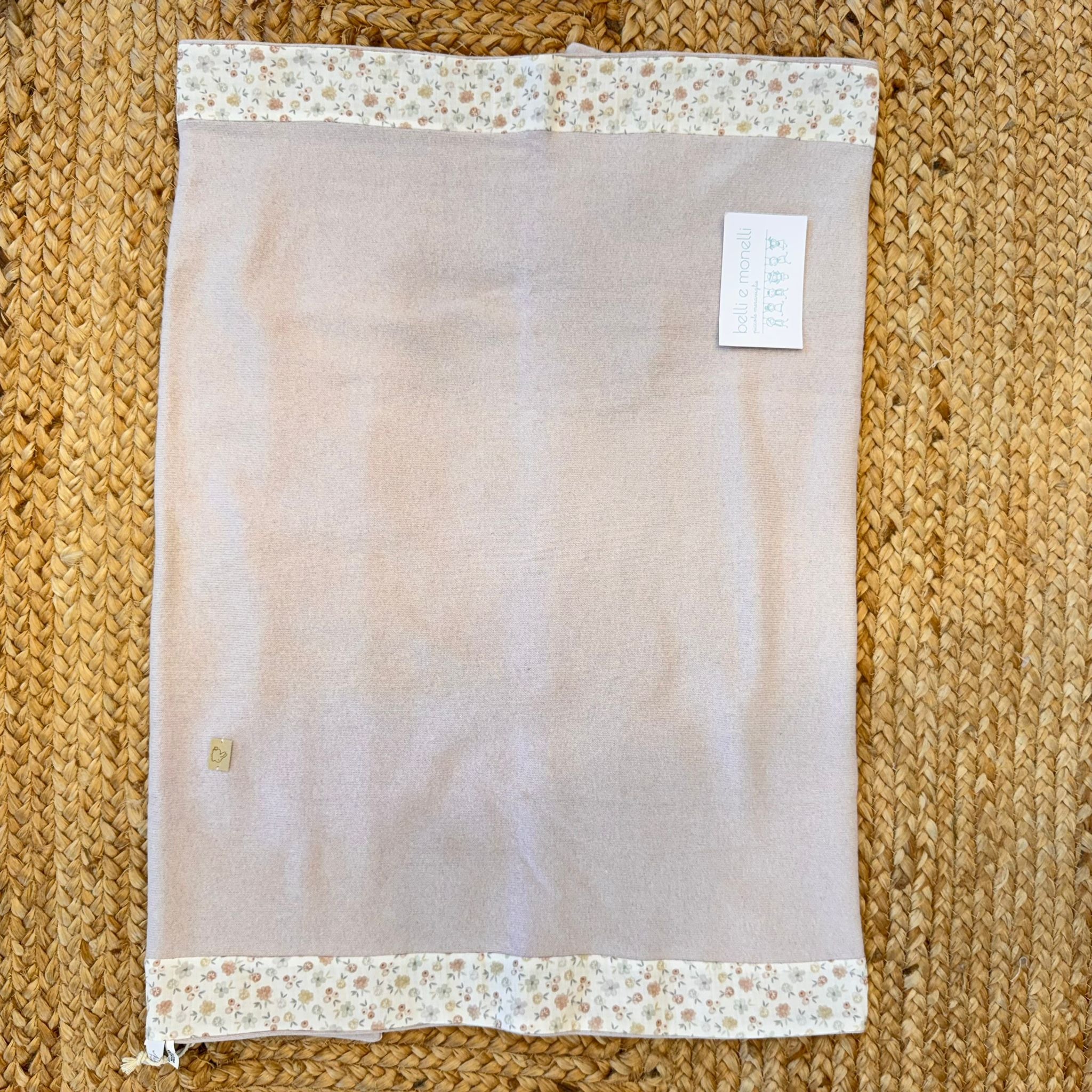 Coperta neonata caldo cotone rosa cipria con bordi floreali.
