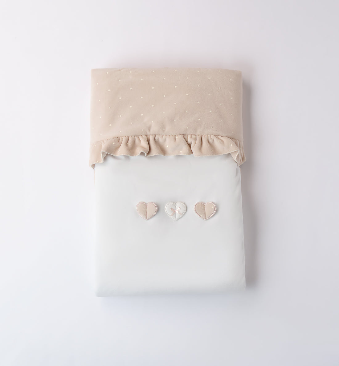 Coperta neonata in ciniglia panna e tortora con tre cuori applicati