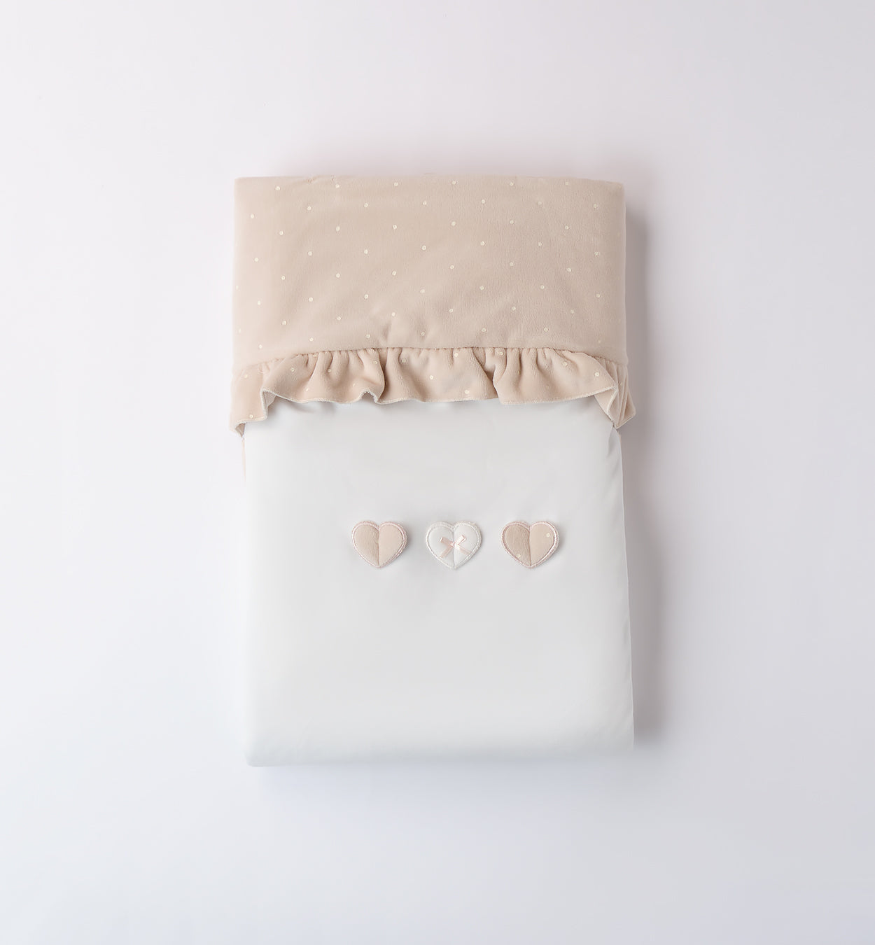 Coperta neonata in ciniglia panna e tortora con tre cuori applicati