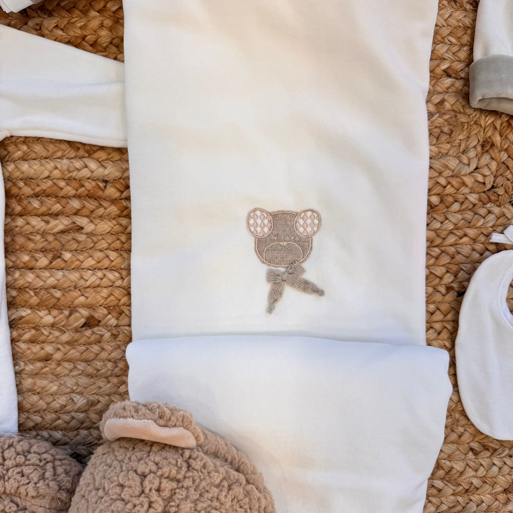 Coperta neonato in ciniglia con ricamo orsetto beige