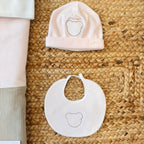Coperta rosa con due cuori applicati